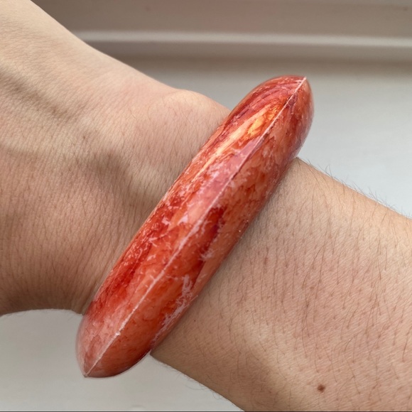 Vintage coral red / pink marbled bangle bracelet - Picture 5 of 5